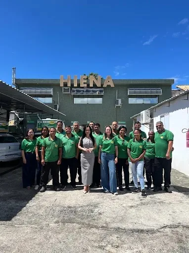 Equipe da Hiena reunida em frente à sede da empresa