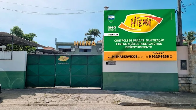 Fachada da Hiena em Cabo Frio, com portão verde e placa da empresa